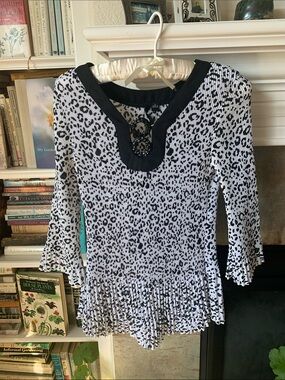 Essentials by Milano Black and White Printed Tunic Top
